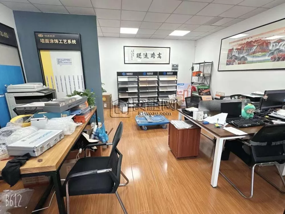 江北地铁口绿地未来中心91平方精装修，带两个隔间，带家具