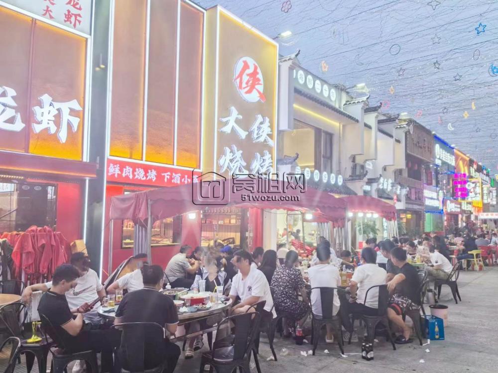 集士港杰迈广场 夜宵街新调整出一间餐饮铺，楼上楼下面积240平，可外摆